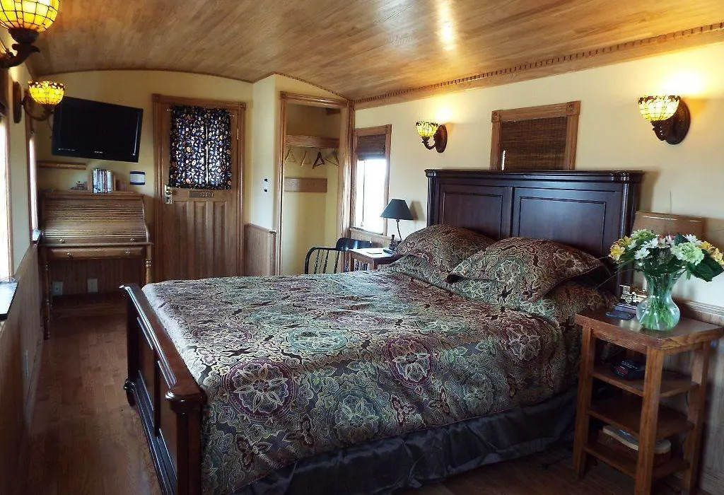 Clearview Station & Caboose B&B-1